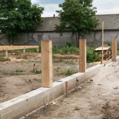 Fundament pod ogrodzenie krok po kroku. Uniknij kosztownych błędów!