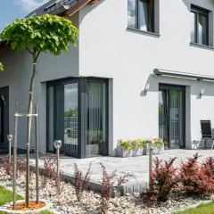 Idealny parapet do antracytowych okien. Praktyczne wskazówki wyboru