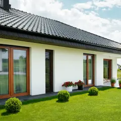 Idealne parapety do brązowych okien. Jak nie popełnić błędu przy wyborze?