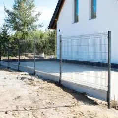 Ile kosztuje ogrodzenie panelowe? Zaskakująco niskie ceny i prawdziwe koszty budowy