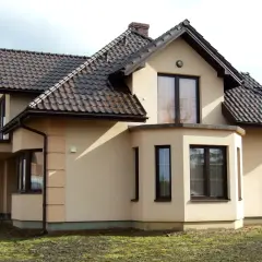 Idealny kolor ogrodzenia do brązowego dachu. Uniknij wpadki stylistycznej!
