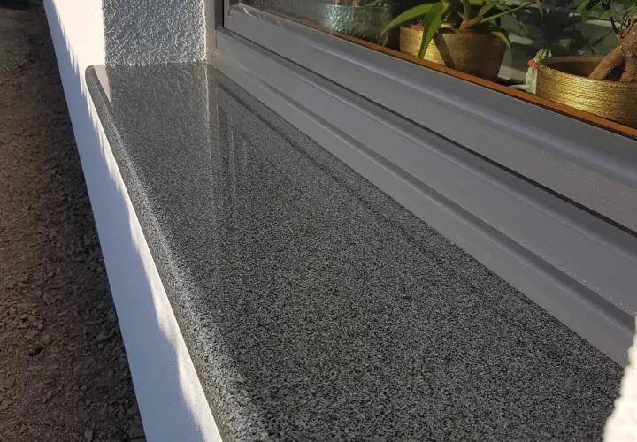 Parapety zewnętrzne z różnych materiałów. Sprawdź, co wybrać i nie przepłacić