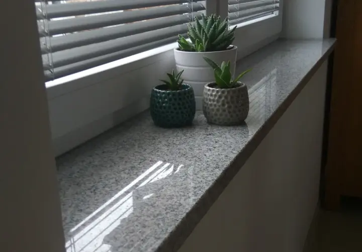 Jakie materiały na parapety wewnętrzne? Poznaj najlepsze rozwiązania