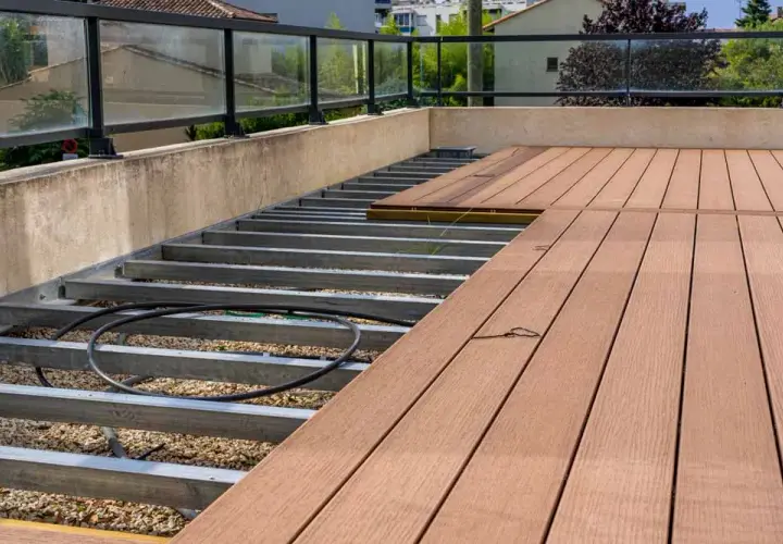 Ile kosztuje budowa tarasu z drewna? Oszczędź nawet 50% na realizacji!