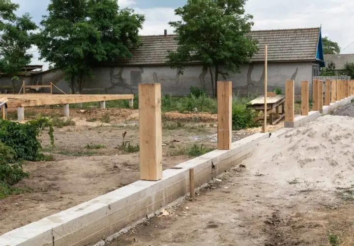 Fundament pod ogrodzenie krok po kroku. Uniknij kosztownych błędów!