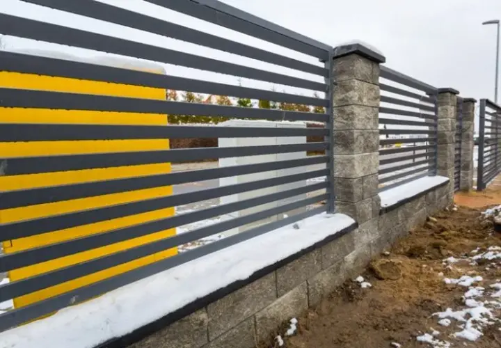 Czym obłożyć podmurówkę ogrodzenia: 8 najlepszych materiałów