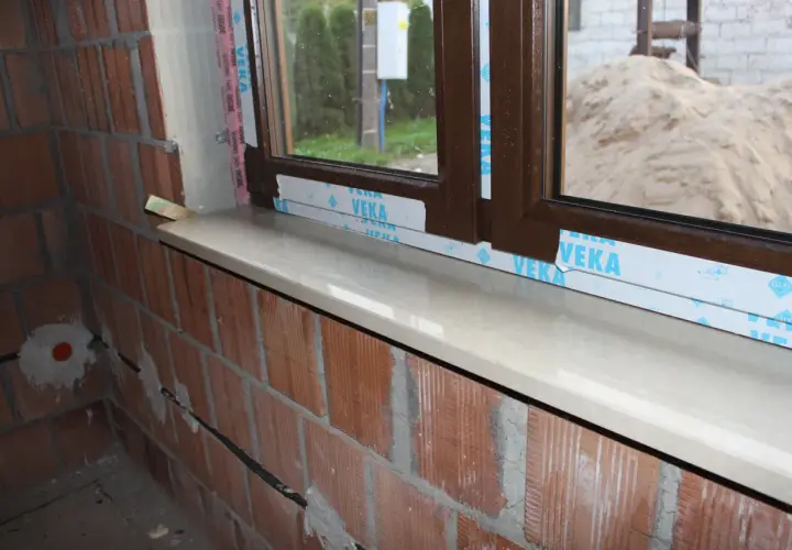 Parapety wewnętrzne: Unikaj błędów przed tynkowaniem mieszkania