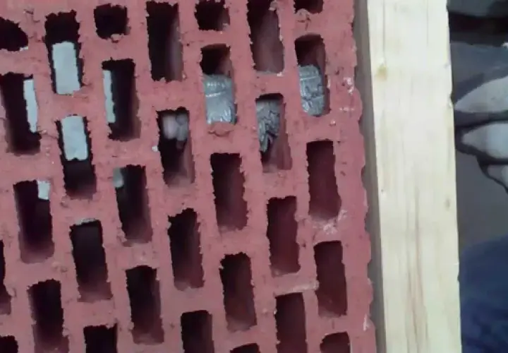 Mocne kotwy do porothermu: uniknij wpadek przy montażu ścian ceramicznych