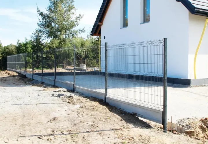 Ile kosztuje robocizna ogrodzenia panelowego? Uniknij wpadek i poznaj prawdziwe ceny