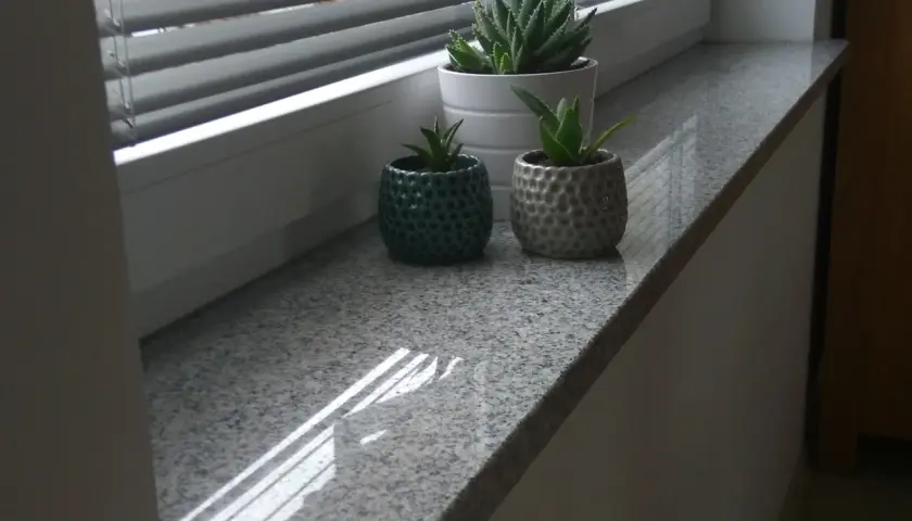 Jakie materiały na parapety wewnętrzne? Poznaj najlepsze rozwiązania