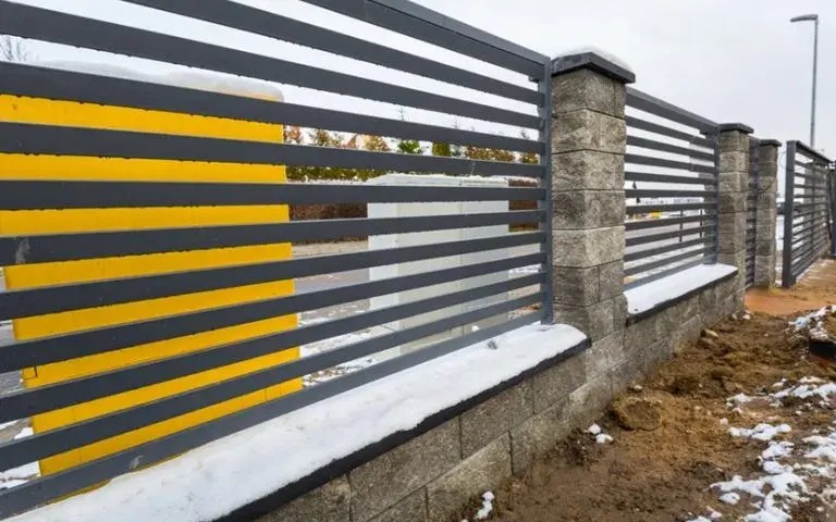 Czym obłożyć podmurówkę ogrodzenia: 8 najlepszych materiałów