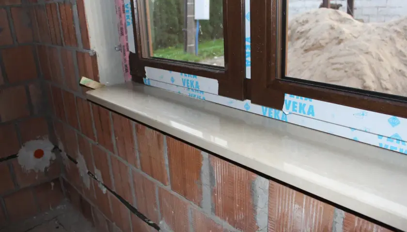 Parapety wewnętrzne: Unikaj błędów przed tynkowaniem mieszkania