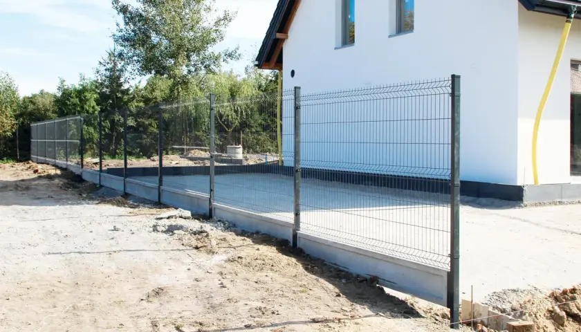 Ile kosztuje robocizna ogrodzenia panelowego? Uniknij wpadek i poznaj prawdziwe ceny