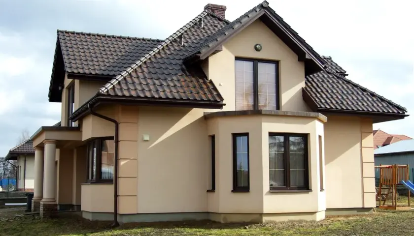 Idealny kolor ogrodzenia do brązowego dachu. Uniknij wpadki stylistycznej!