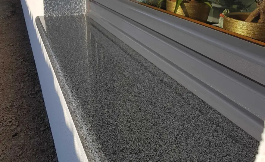 Parapety zewnętrzne z różnych materiałów. Sprawdź, co wybrać i nie przepłacić