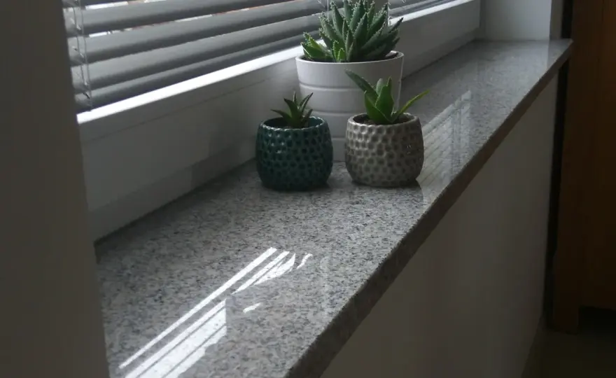 Jakie materiały na parapety wewnętrzne? Poznaj najlepsze rozwiązania