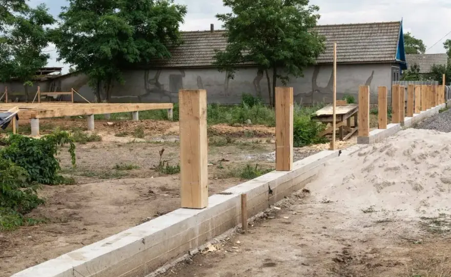 Fundament pod ogrodzenie krok po kroku. Uniknij kosztownych błędów!