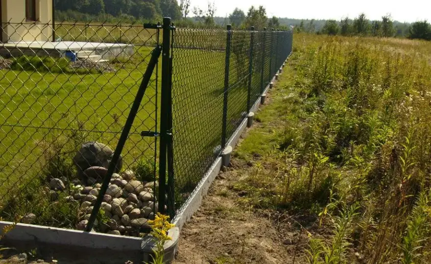 Profesjonalne ogrodzenie z siatki krok po kroku bez kosztownych błędów