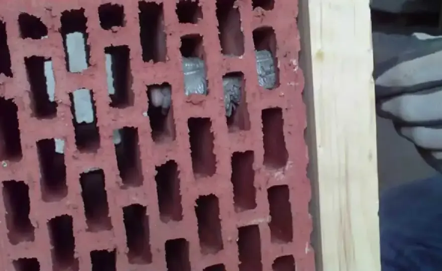 Mocne kotwy do porothermu: uniknij wpadek przy montażu ścian ceramicznych