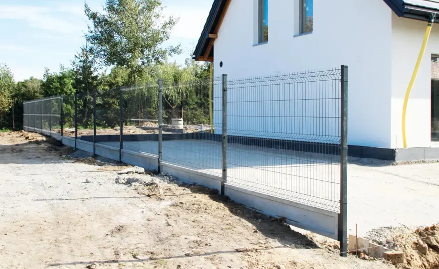 Ile kosztuje robocizna ogrodzenia panelowego? Uniknij wpadek i poznaj prawdziwe ceny