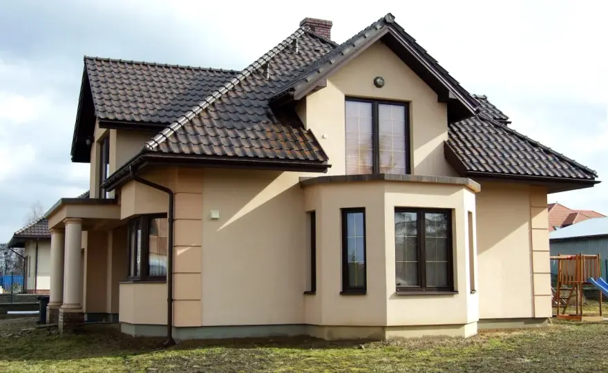 Idealny kolor ogrodzenia do brązowego dachu. Uniknij wpadki stylistycznej!