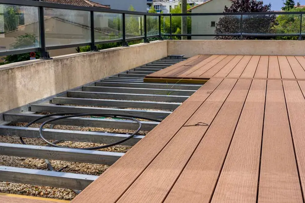 Ile kosztuje budowa tarasu z drewna? Oszczędź nawet 50% na realizacji!