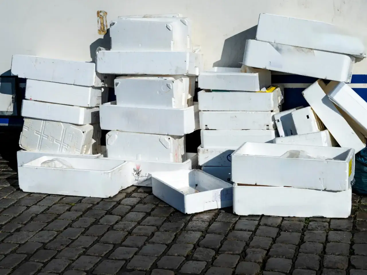 Stosy białych pojemników ze styropianu, które mogą być użyte do transportu ryb. Zastanawiasz się, gdzie wyrzucić styropian? Oto stosy opakowań.