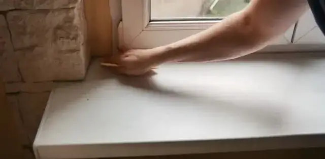 Zdjęcie Profesjonalna renowacja parapetu z MDF krok po kroku. Uratuj swój zniszczony parapet!