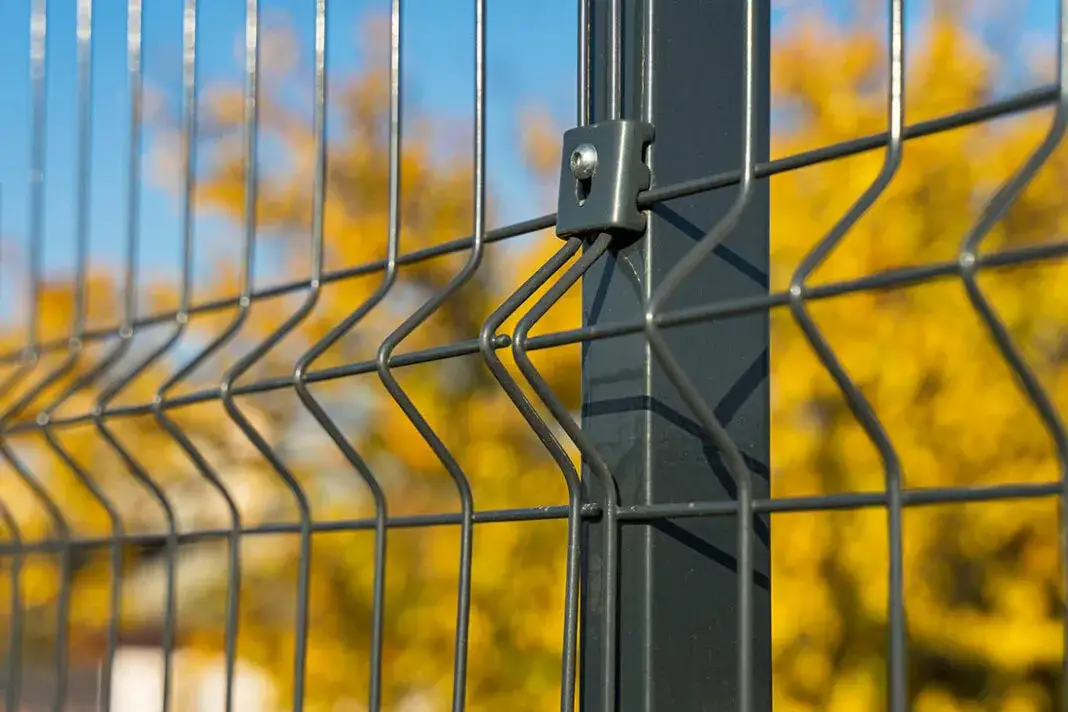 Zdjęcie Ile kosztuje ogrodzenie panelowe? Zaskakująco niskie ceny i prawdziwe koszty budowy