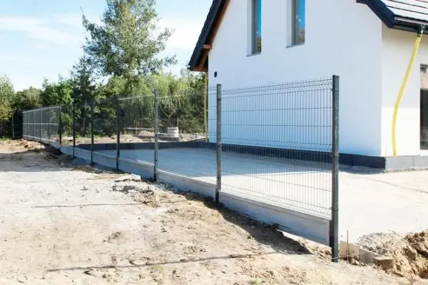 Ile kosztuje ogrodzenie panelowe? Zaskakująco niskie ceny i prawdziwe koszty budowy